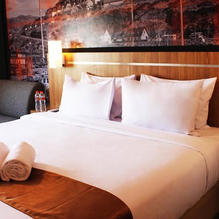 Bliss Soetta Hotel Semarang Exterior photo
